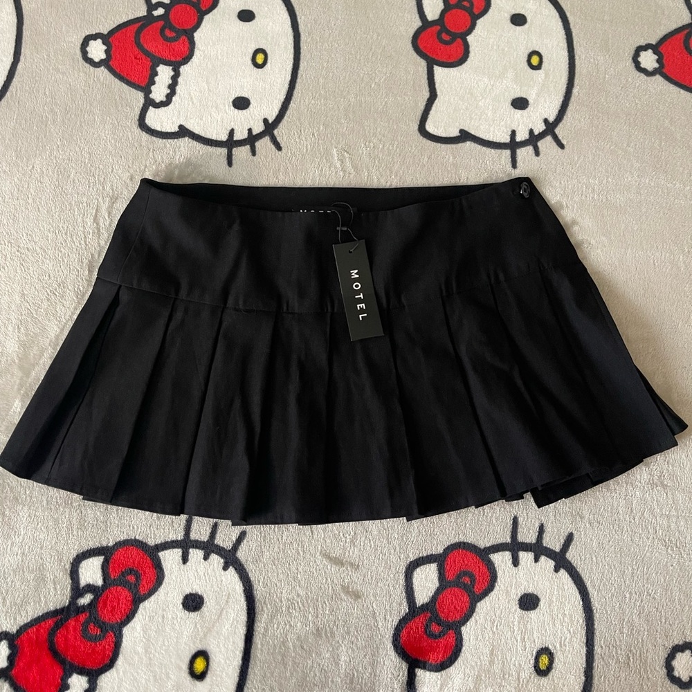 NWT Low waisted Pleated Mini-skirt | Motel Rocks
